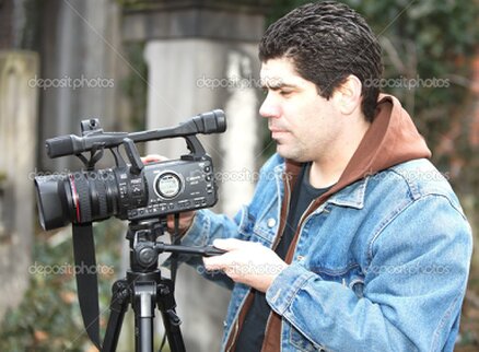 Videomaker che riprende un’intervista in esterna