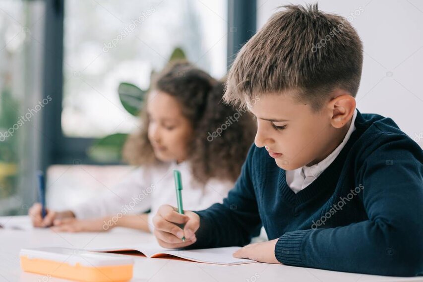 Studenti all’uscita di una scuola con zaini in spalla