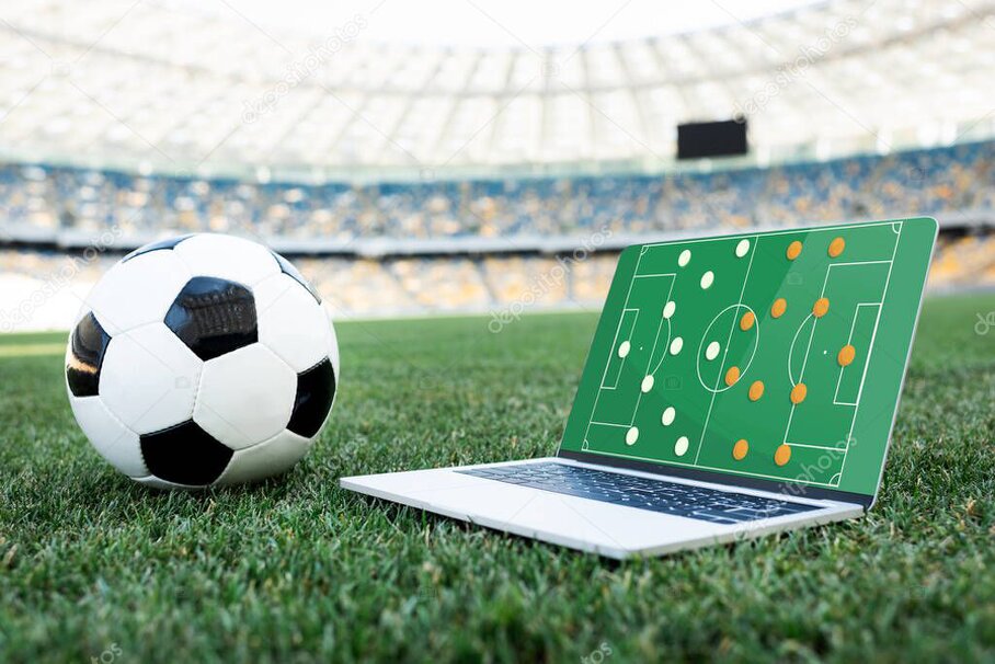 Partita di calcio su campo sportivo locale