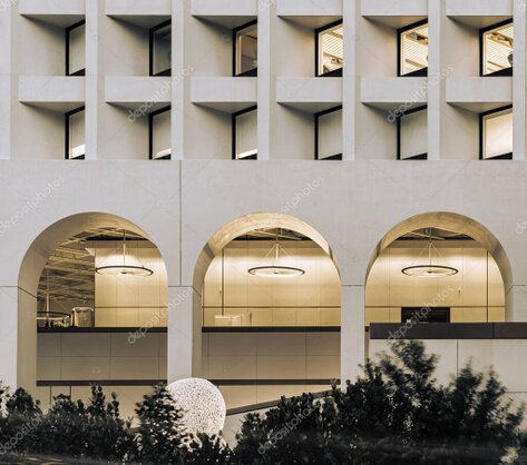Municipio di Fiumicino con bandiere esposte