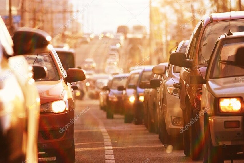 Coda di auto su una strada urbana nelle ore di punta