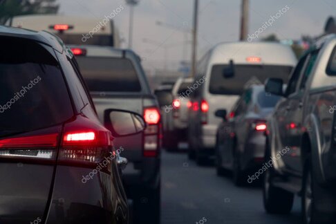 Coda di auto in una strada urbana nelle ore di punta