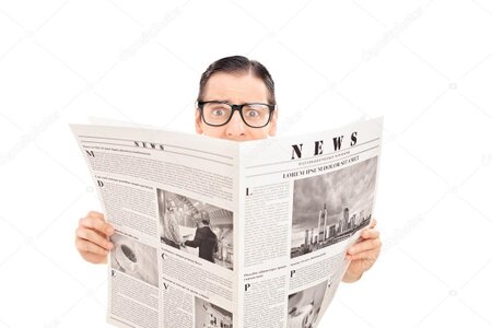 Giornalista che scrive un articolo su notizie locali
