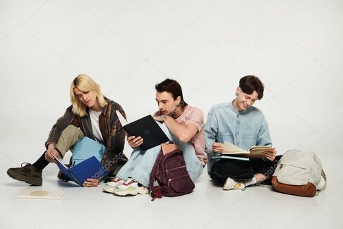 Biblioteca comunale con persone che leggono